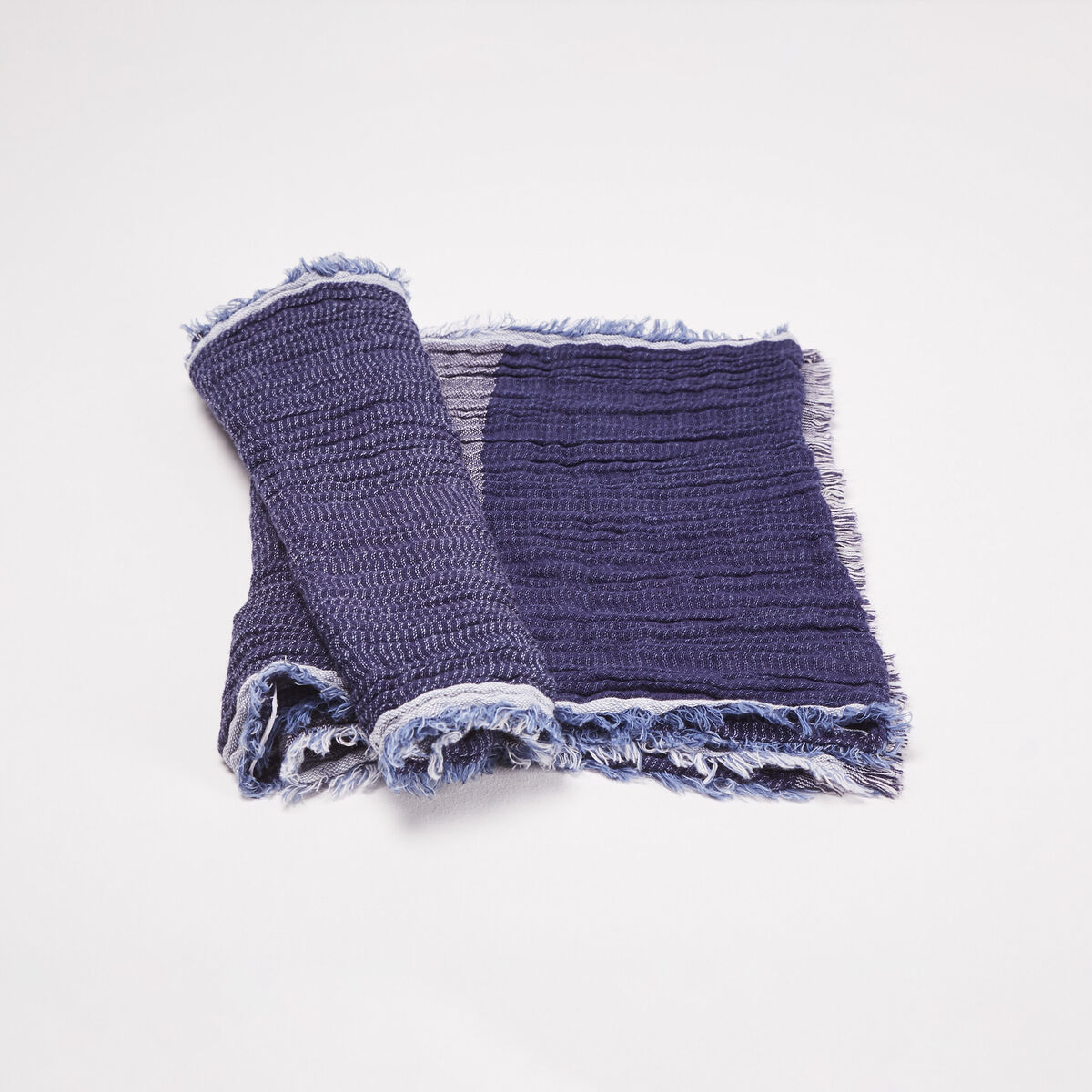 Foulard effet froiss&eacute; bleu marine homme