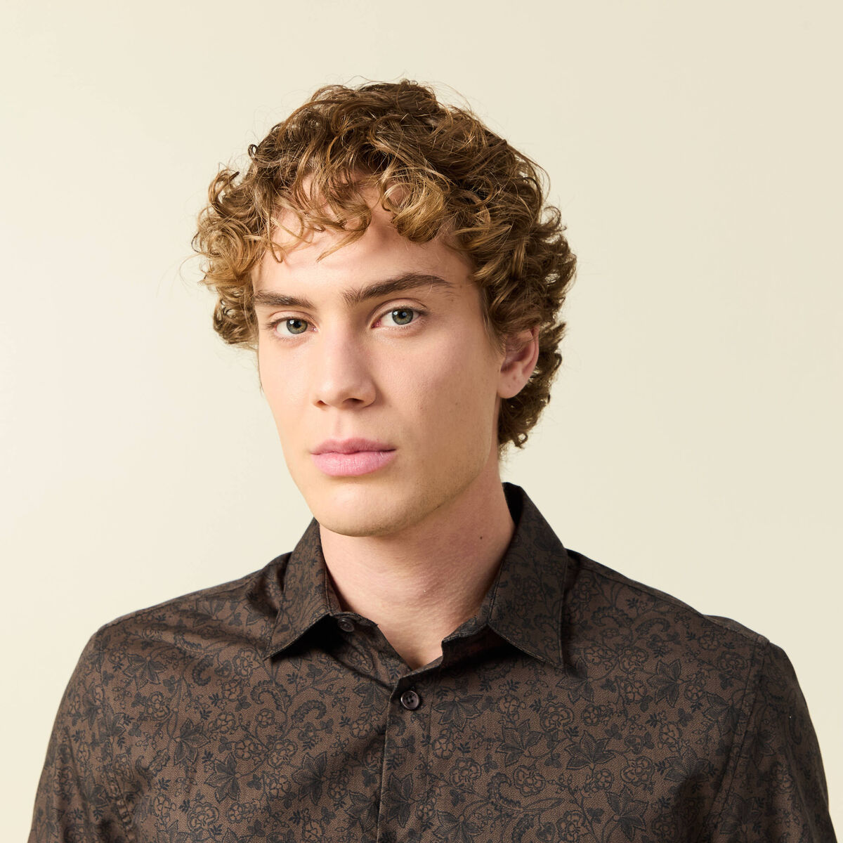 Chemise cintr&eacute;e manches longues en coton noir homme