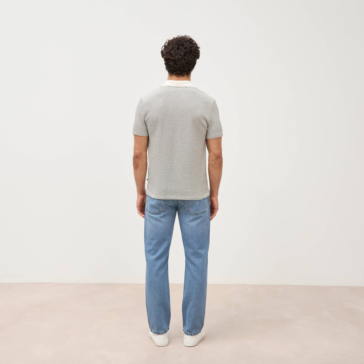 Polo cintr&eacute; manches courtes col cubain ecru homme