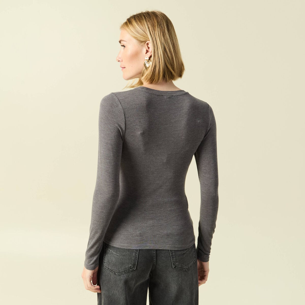 T-shirt cintr&eacute; manches longues col rond gris fonc&eacute; femme