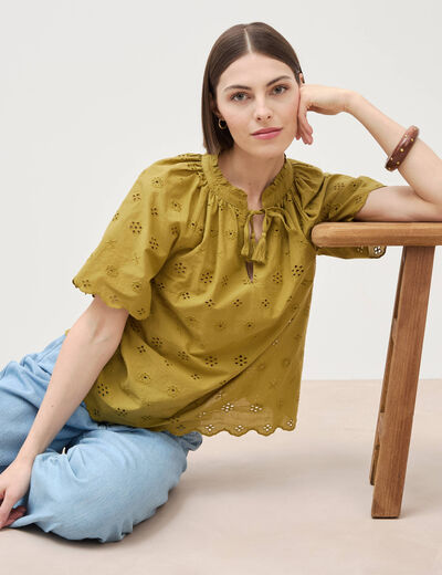 Blouse col v manches 3/4 en coton brod&eacute;e vert olive femme