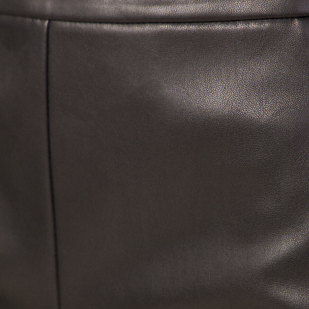 Short droit simili cuir à pont noir femme