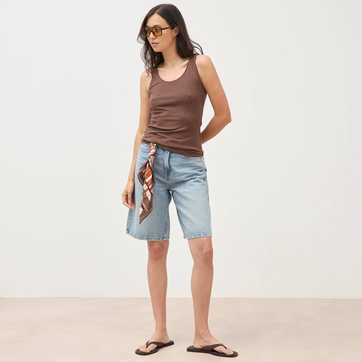 D&eacute;bardeur cintr&eacute; d&eacute;collet&eacute; sans manches marron femme