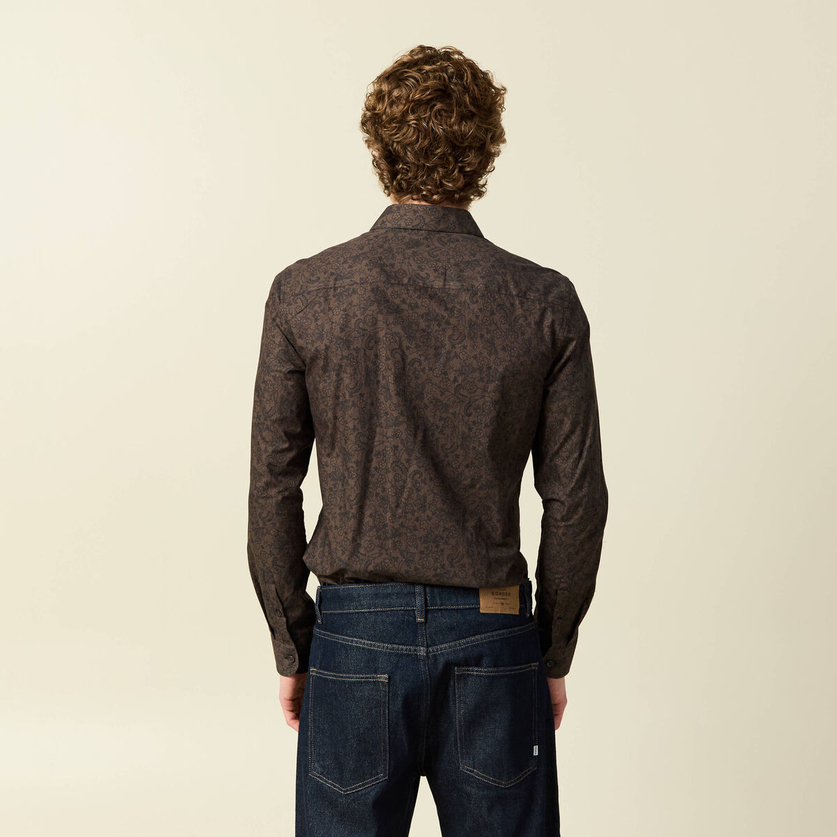 Chemise cintr&eacute;e manches longues en coton noir homme