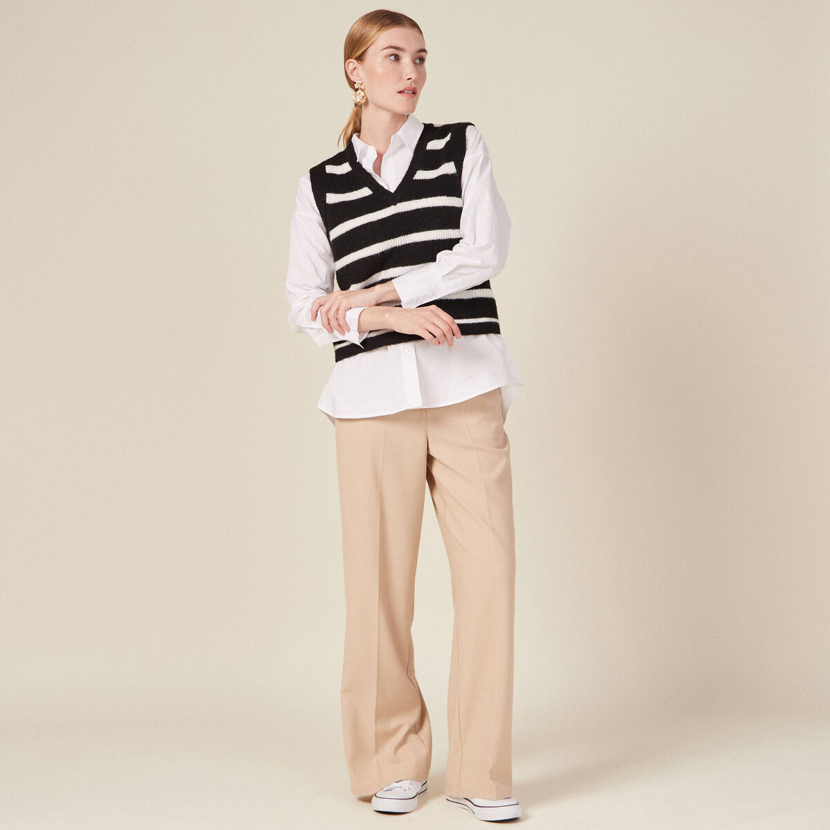 Pull droit court sans manches col v noir femme