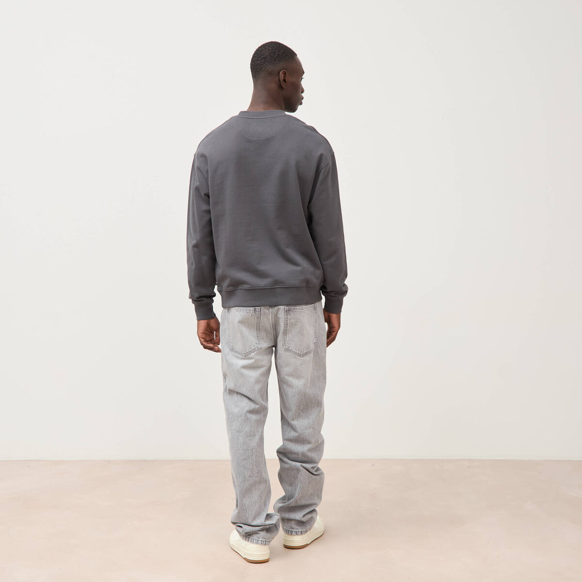 Sweat col rond manches longues en coton gris fonc&eacute; homme