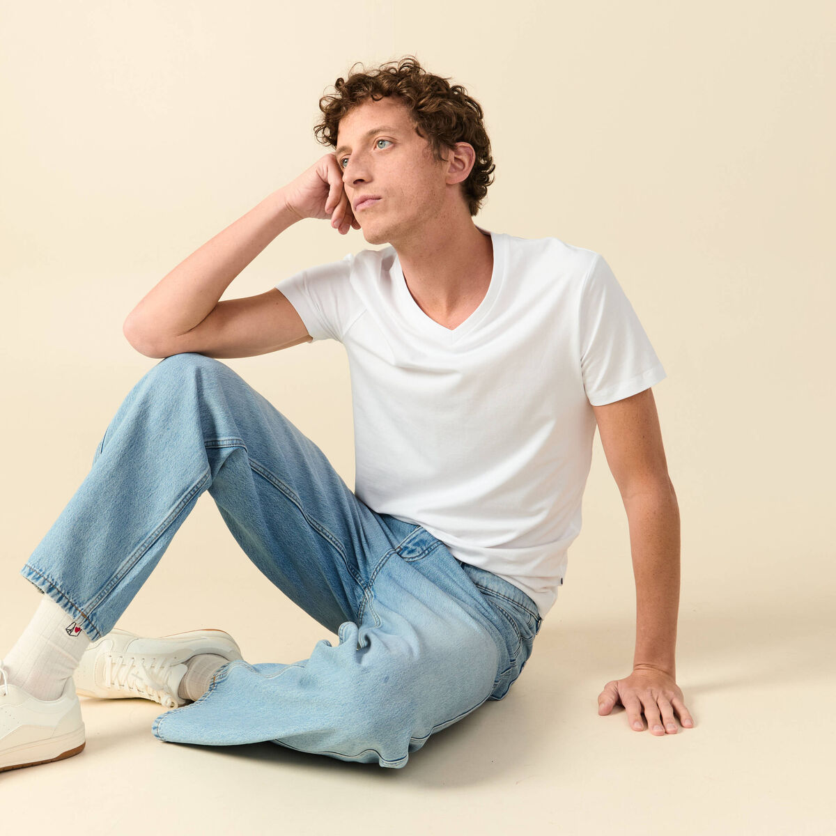 T-shirt ajust&eacute; col v manches courtes blanc homme