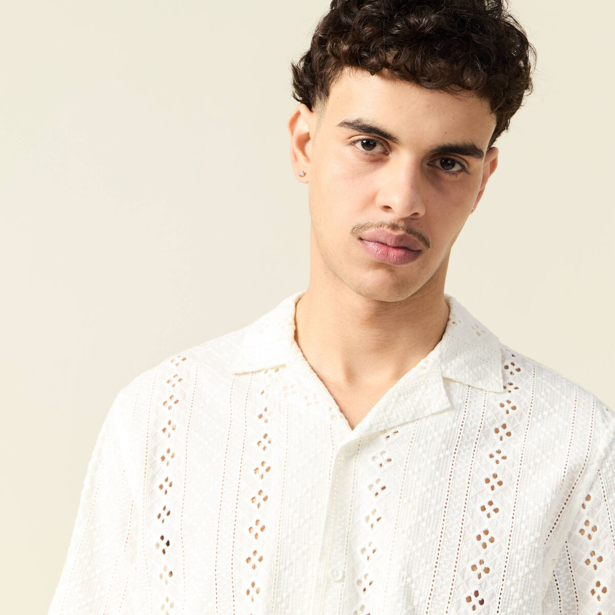 Chemise manches courtes brod&eacute;e ecru homme