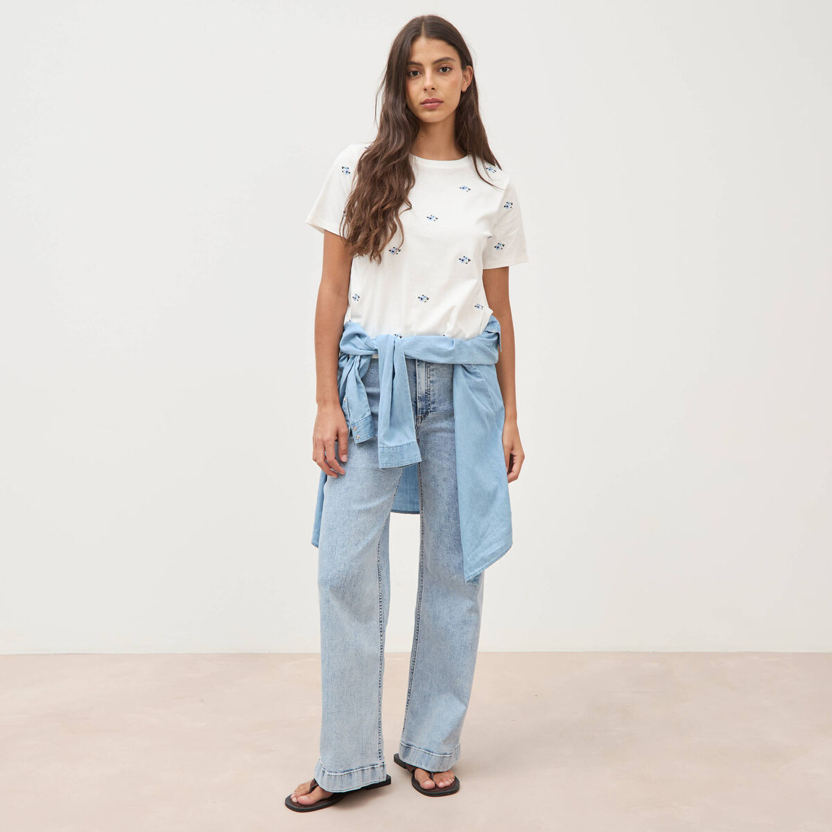 T-shirt droit col rond brod&eacute; en coton ivoire femme