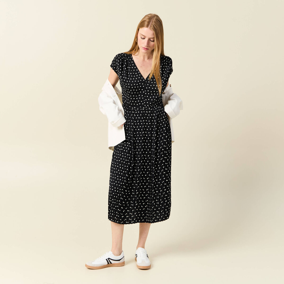 Robe midi évasée plissée satin noir femme