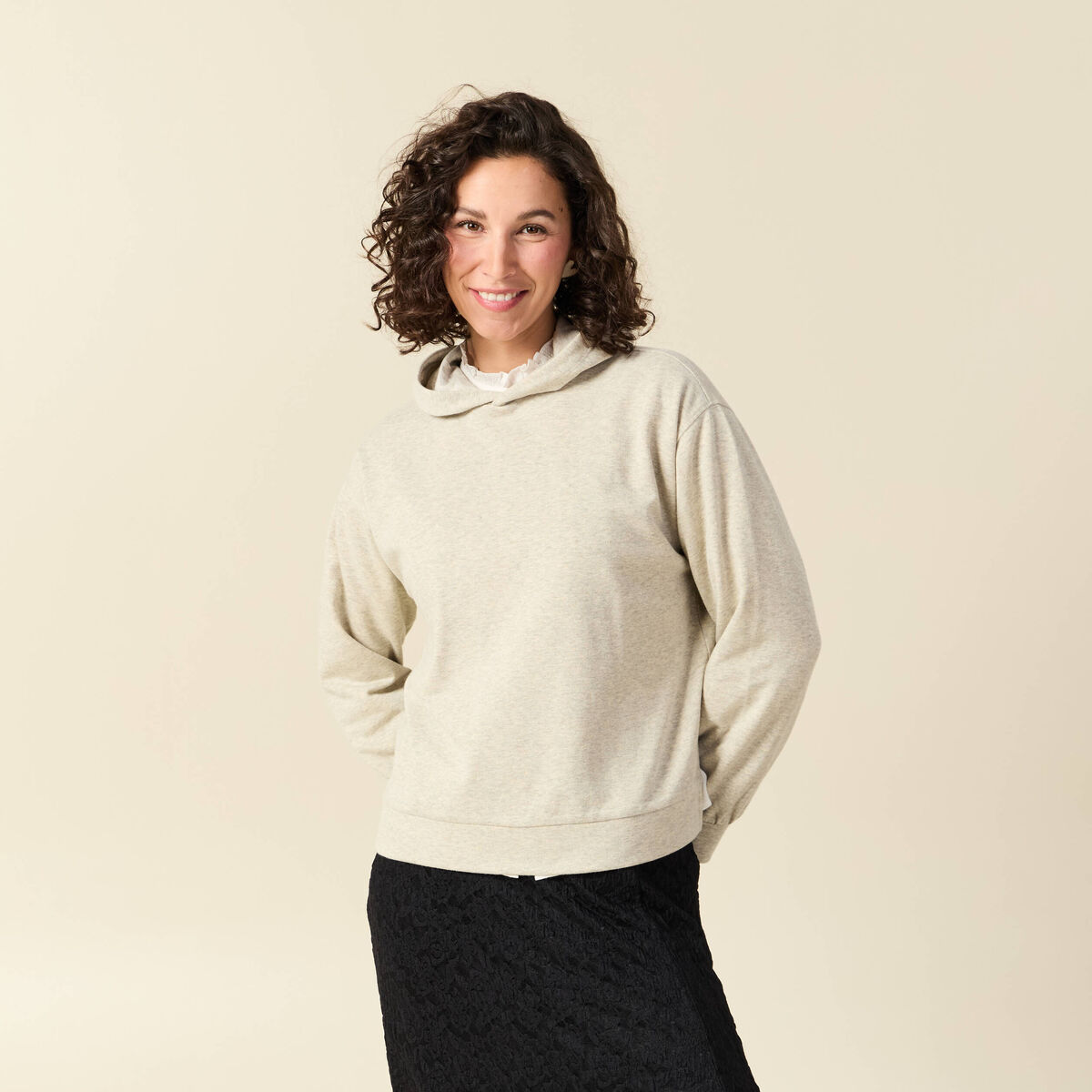 Sweat &agrave; capuche manches longues brillant gris femme