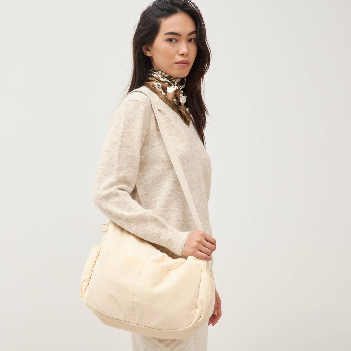 Besace bandouli&egrave;re pliss&eacute;e creme femme