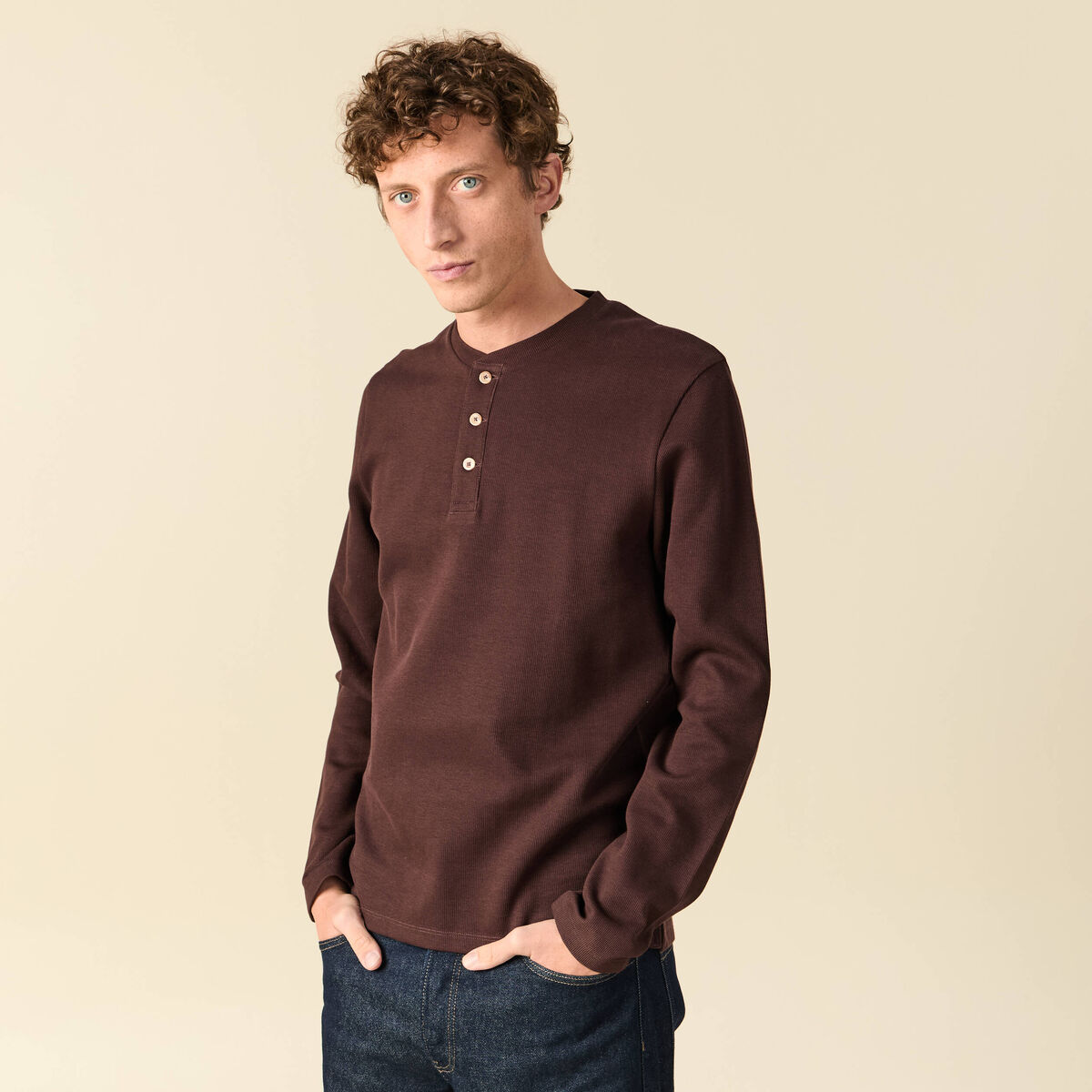 T-shirt cintr&eacute; en coton manches longues marron fonc&eacute; homme