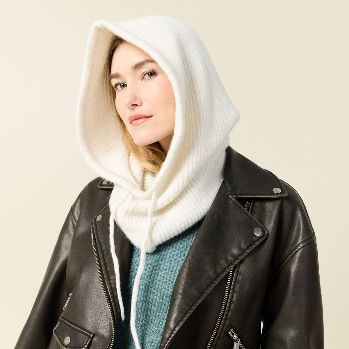Cagoule tricot&eacute;e ecru femme