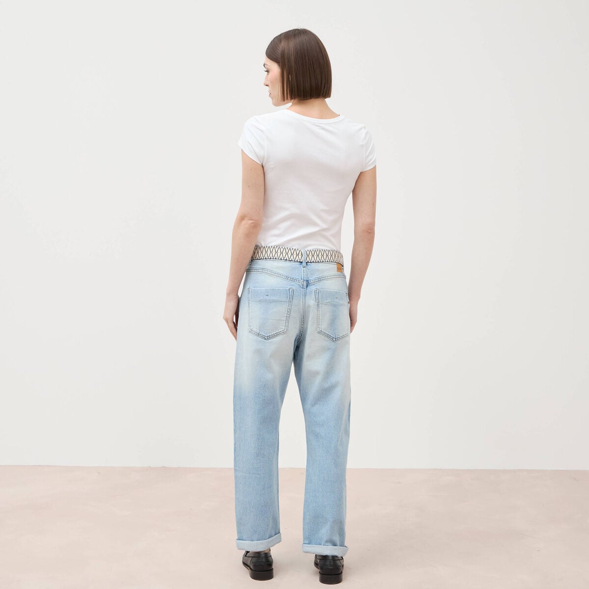Jeans boyfriend ceintur&eacute; denim bleach femme