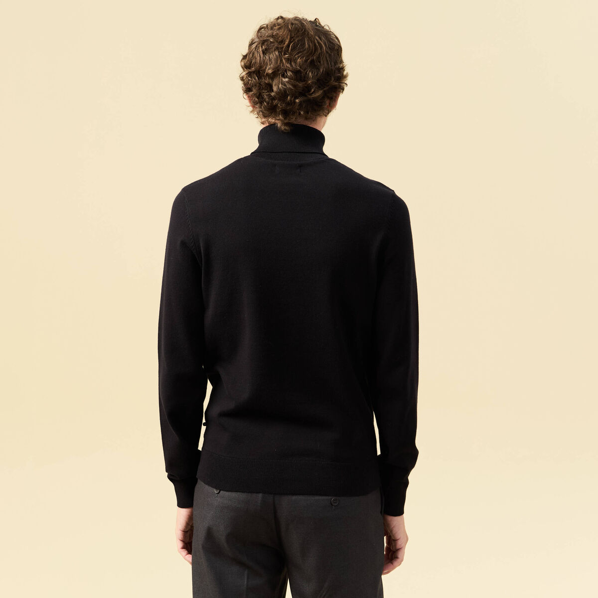 Pull droit court manches longues noir homme