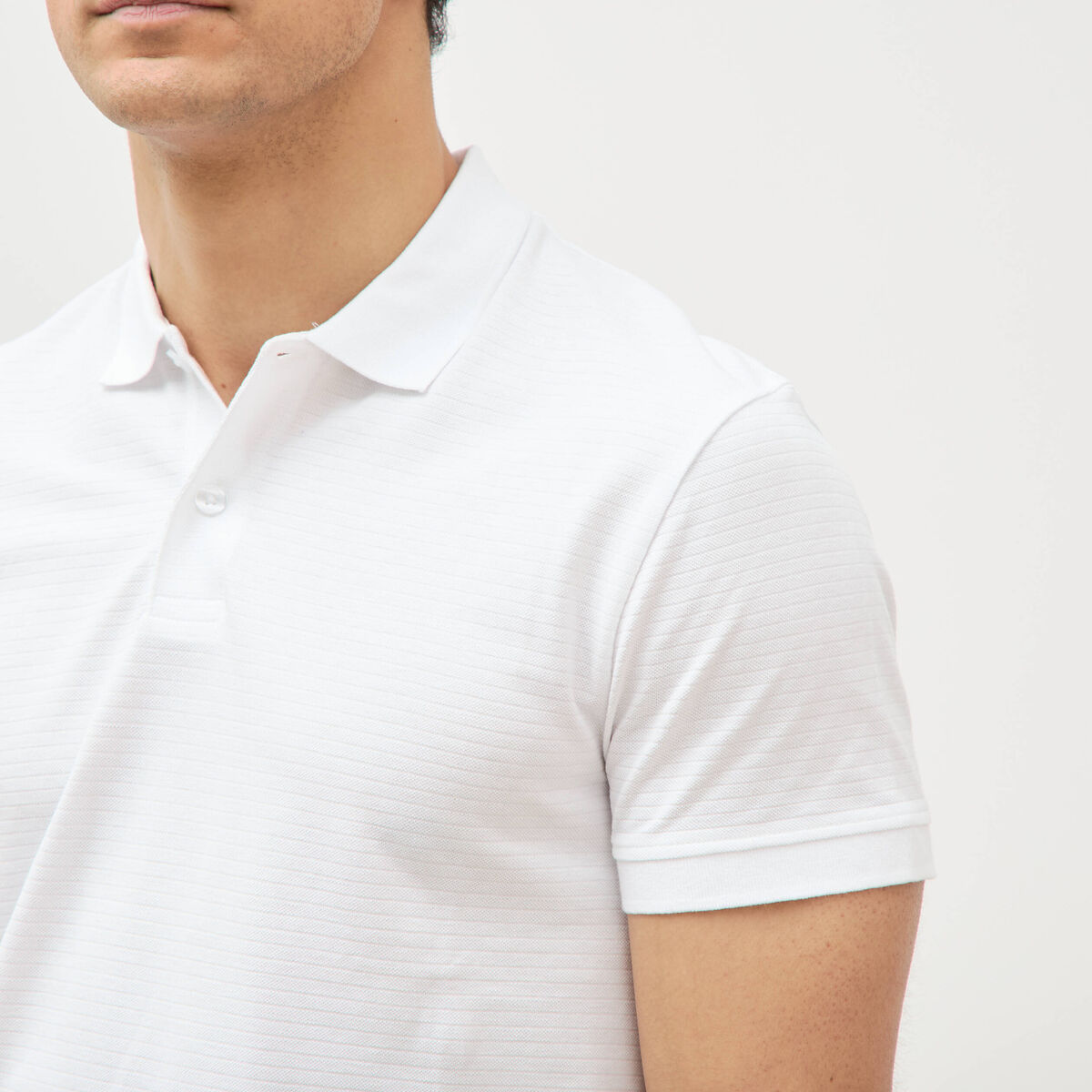 Polo cintr&eacute; en coton manches courtes blanc homme