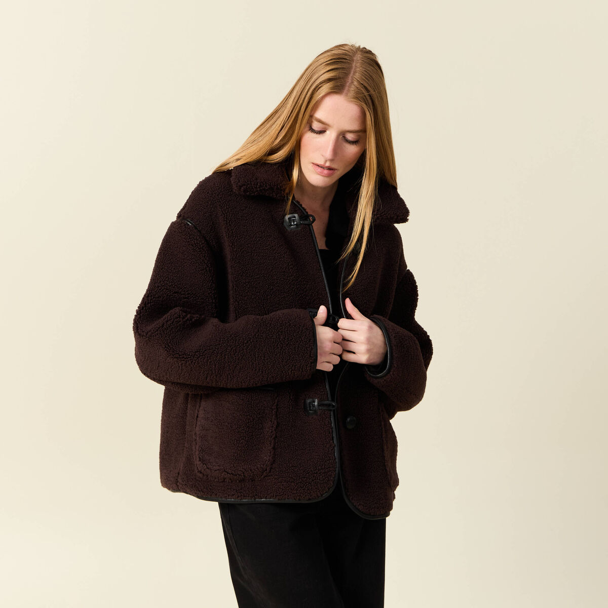 Manteau court droit effet polaire marron foncé femme