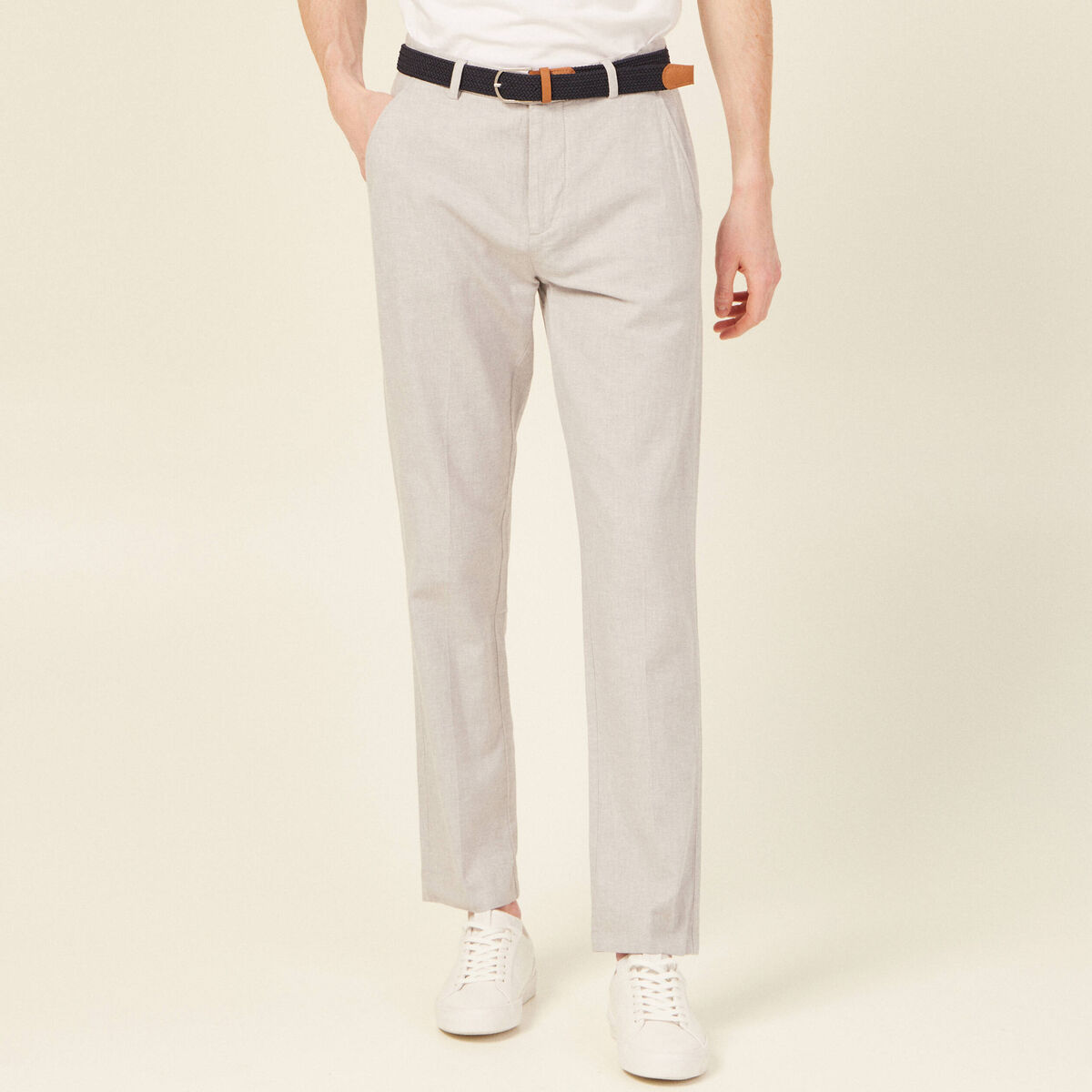 Pantalon chino longueur 32 avec ceinture gris fonc&eacute; homme