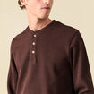 T-shirt cintr&eacute; en coton manches longues marron fonc&eacute; homme