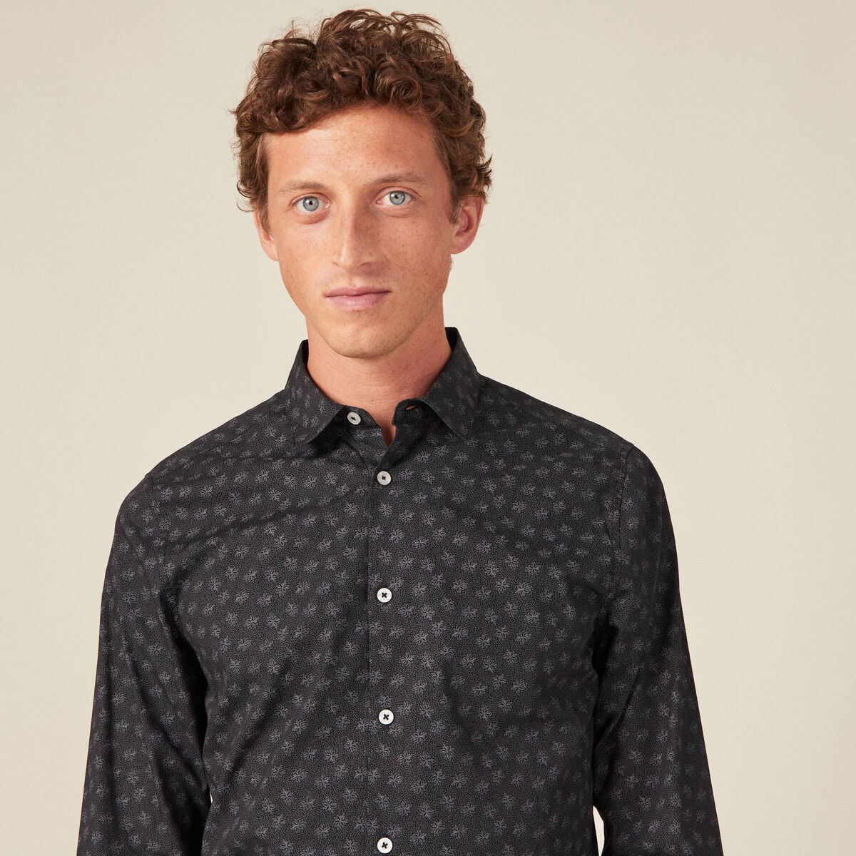 Chemise cintr&eacute;e en coton manches longues noir homme