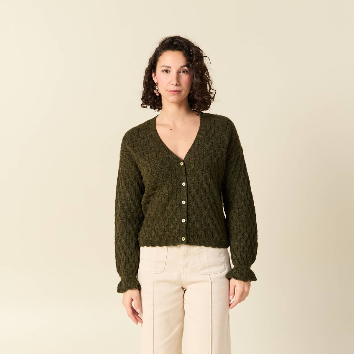 Gilet ajour&eacute; droit court col v vert kaki femme