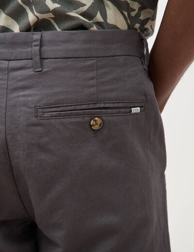 Pantalon chino gris fonc&eacute; homme