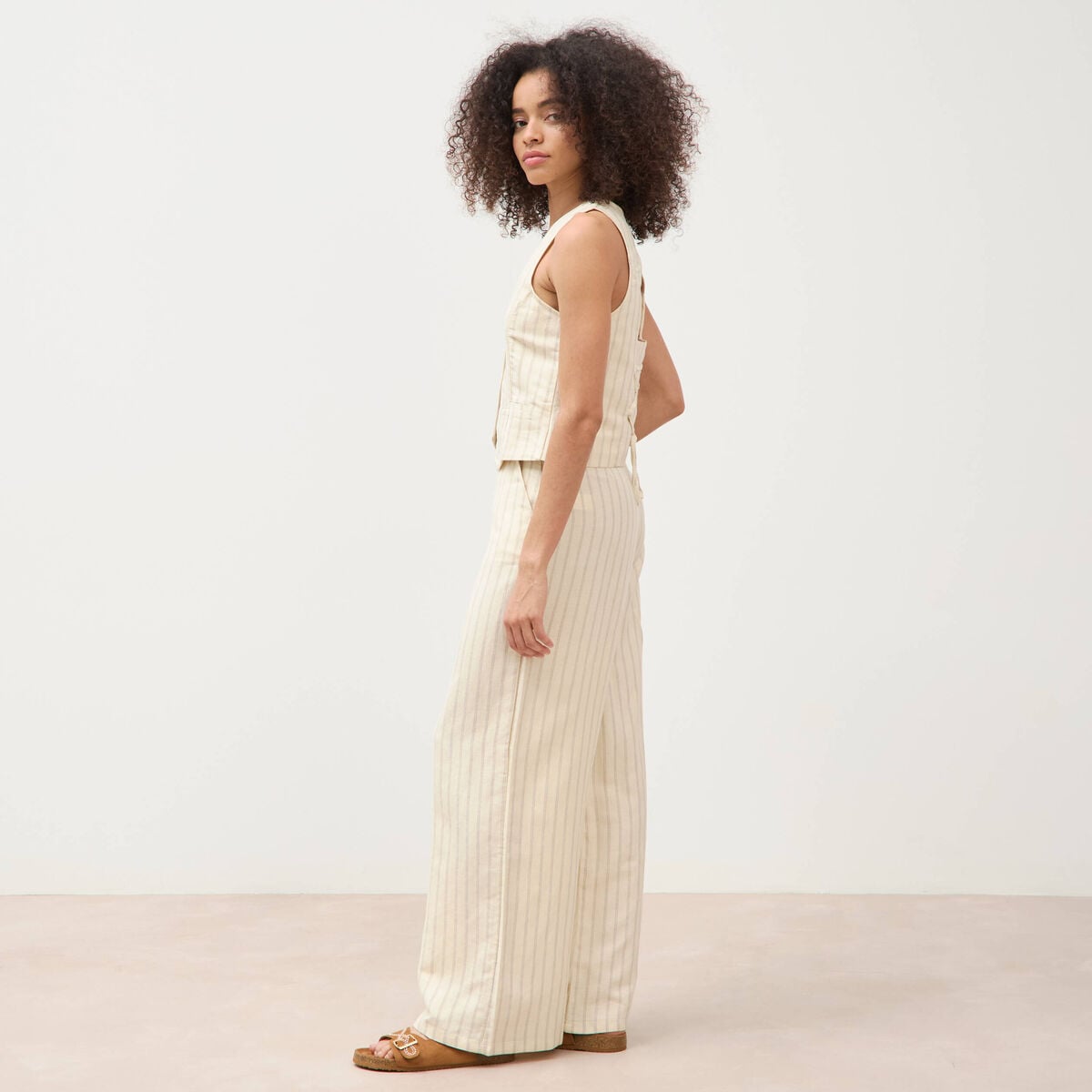 Gilet ajust&eacute; court sans manches col v jaune pastel femme