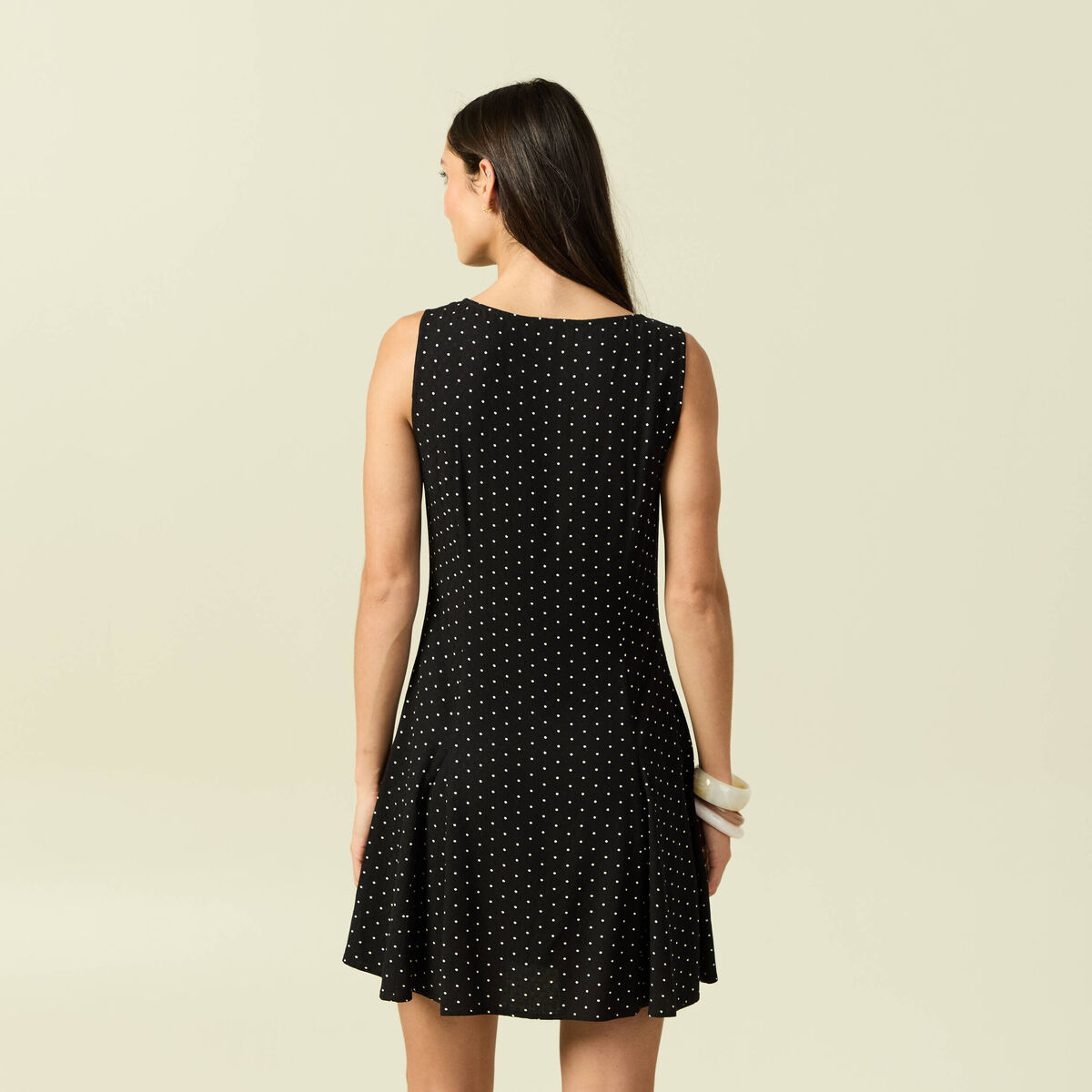 Robe fluide sans manches col rond noir femme