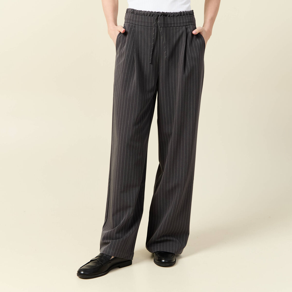 Pantalon large ceinture tissu fluide gris femme