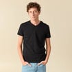 T-shirt ajust&eacute; col v manches courtes noir homme