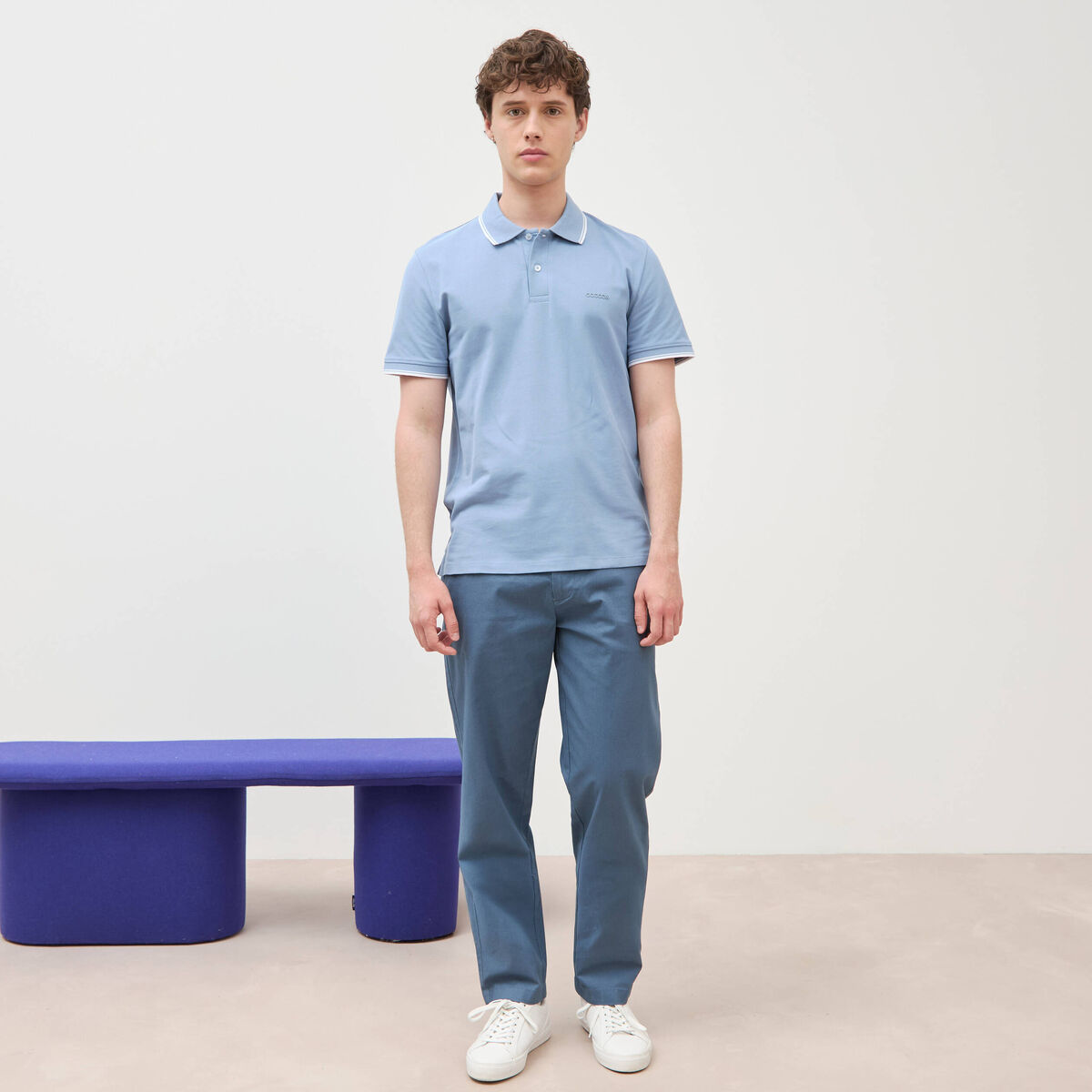 Polo cintr&eacute; en coton manches courtes bleu gris homme