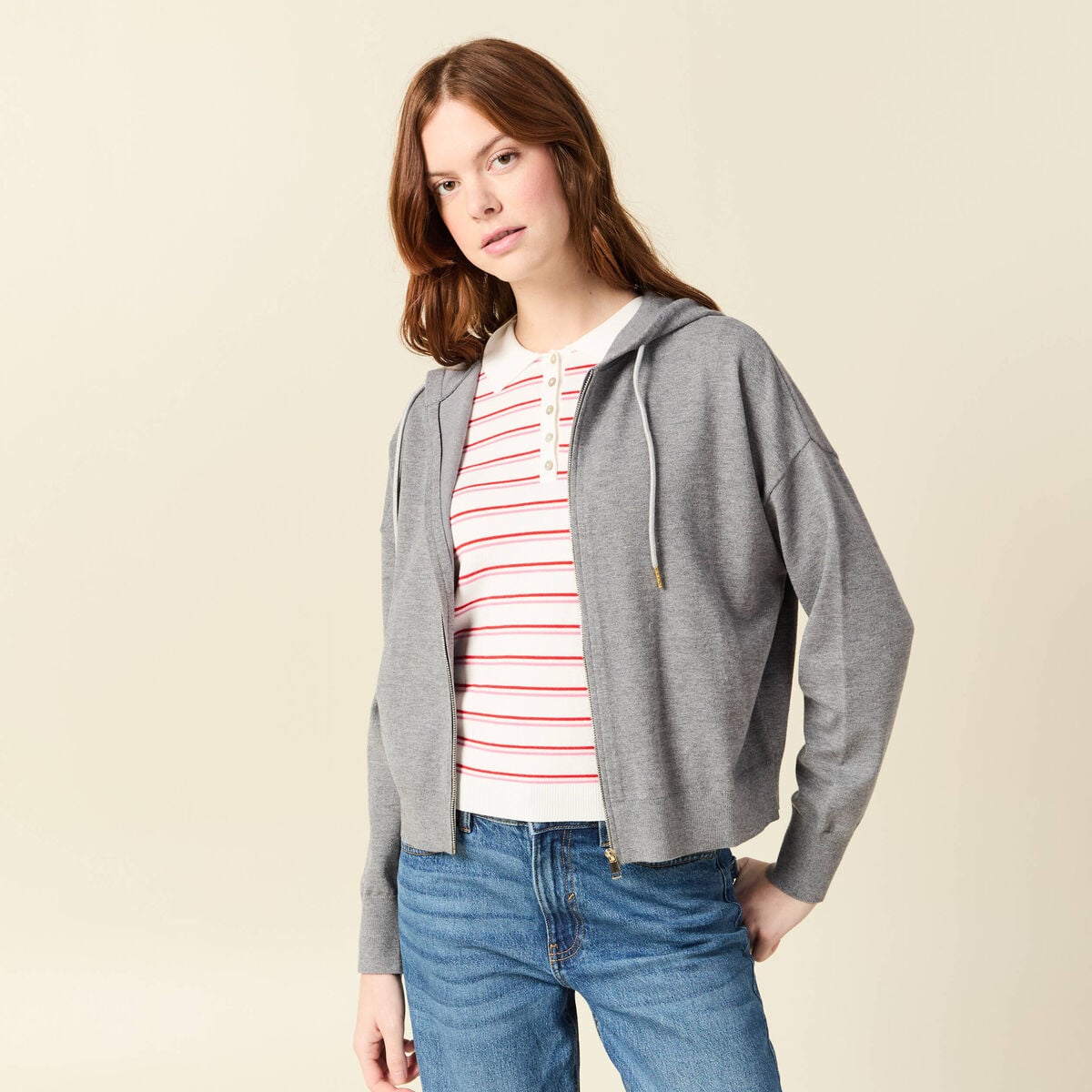 Gilet droit court &agrave; capuche gris clair femme