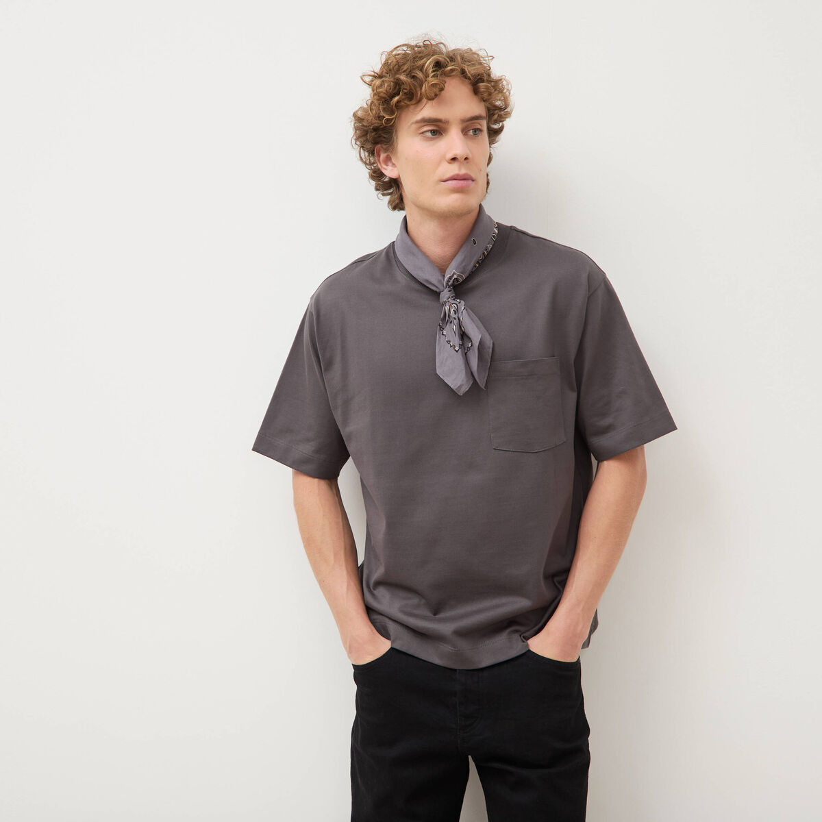 T-shirt droit en coton col ras du cou gris fonc&eacute; homme