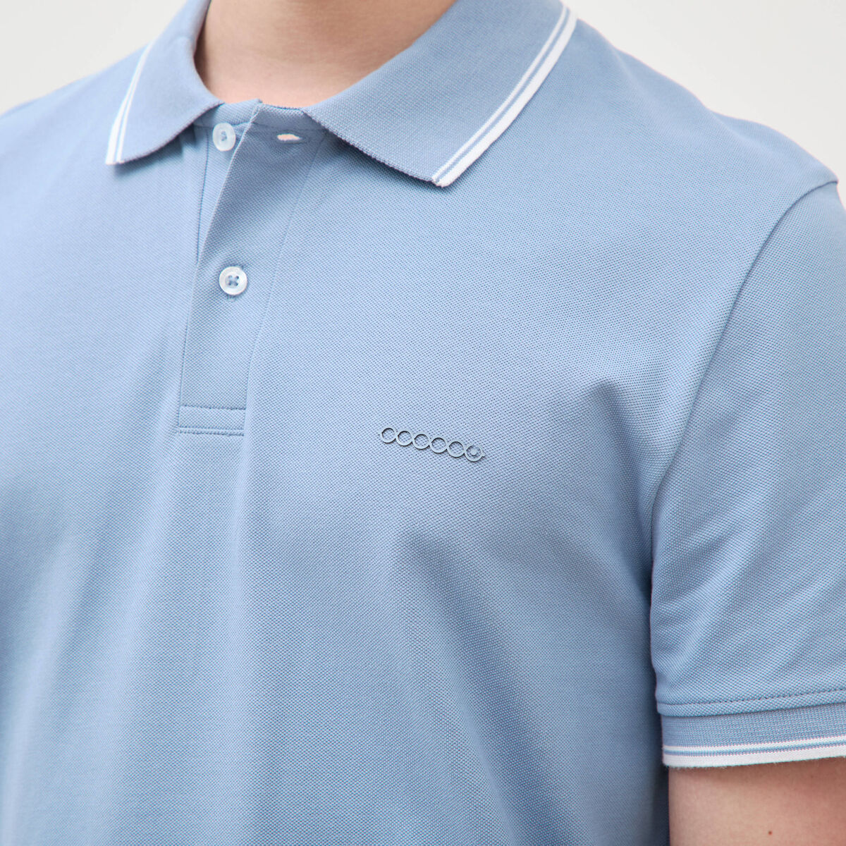 Polo cintr&eacute; en coton manches courtes bleu gris homme