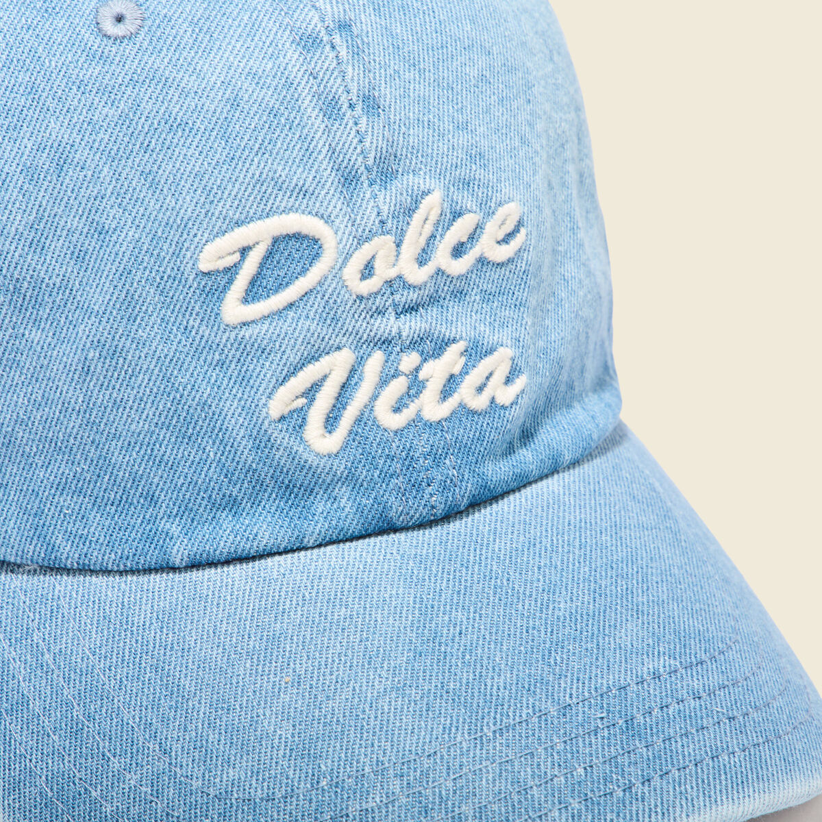 Casquette brod&eacute;e en jean denim bleach femme