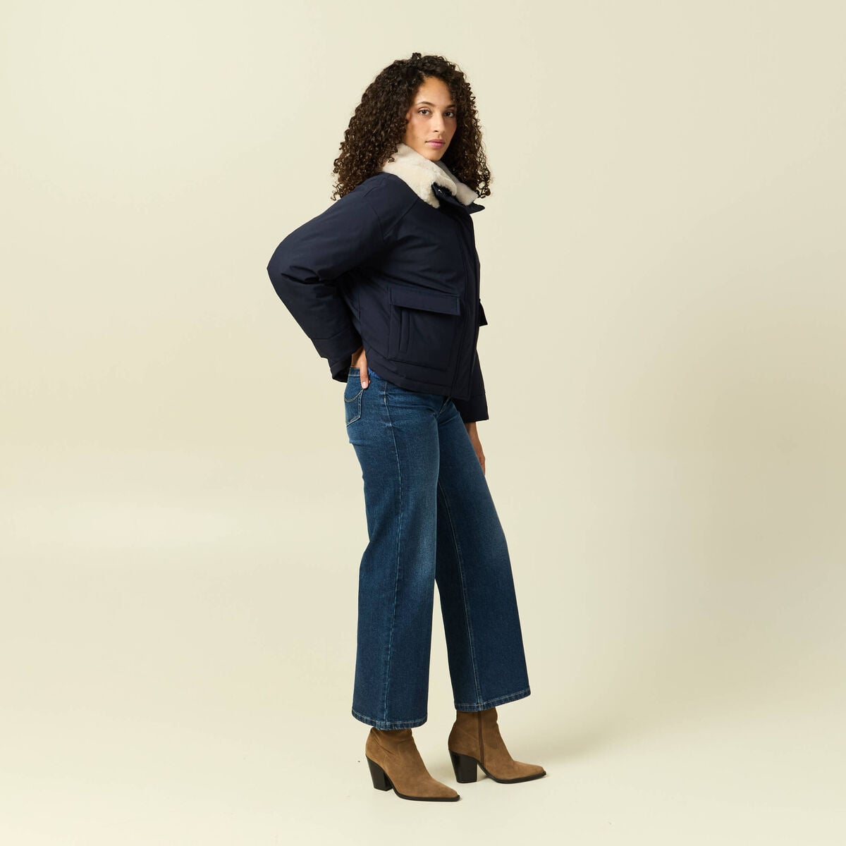 Manteau droit court col classique bleu fonc&eacute; femme