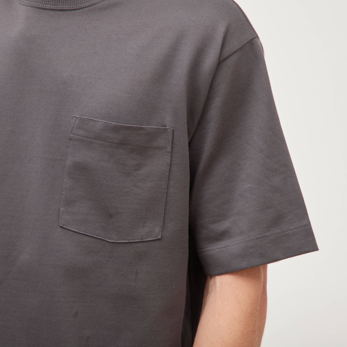 T-shirt droit en coton col ras du cou gris fonc&eacute; homme
