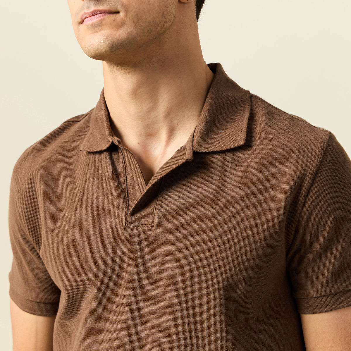 Polo cintré col cubain manches courtes marron homme