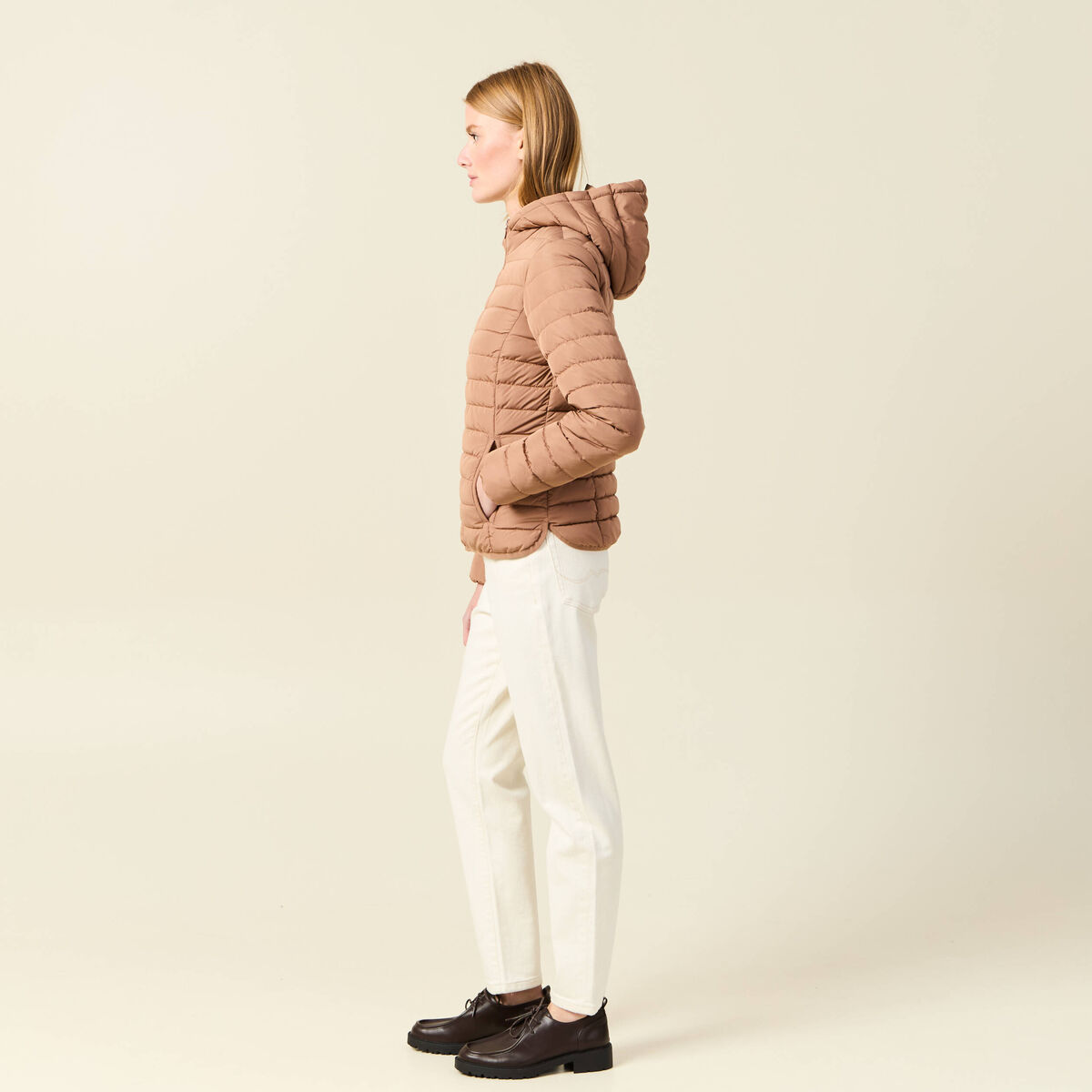 Doudoune ajust&eacute;e mi-longue &agrave; capuche marron clair femme