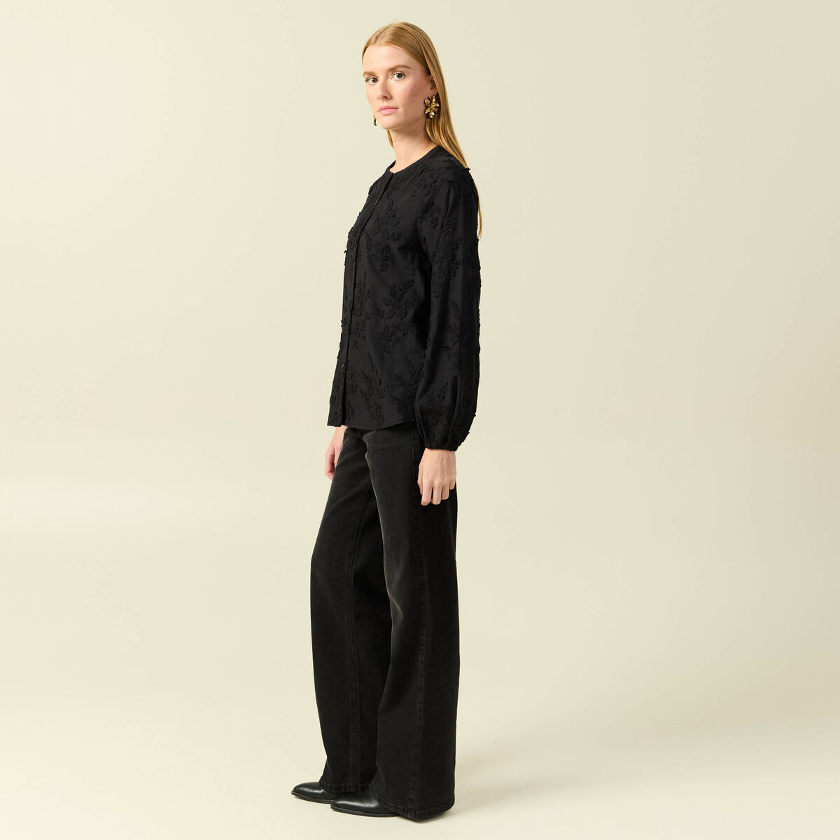 Chemise col rond manches longues brod&eacute;e noir femme