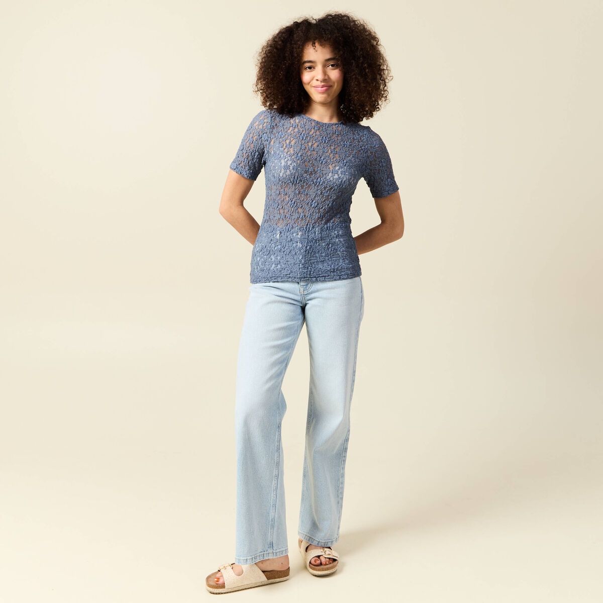 T-shirt cintr&eacute; col rond dentelle bleu gris femme
