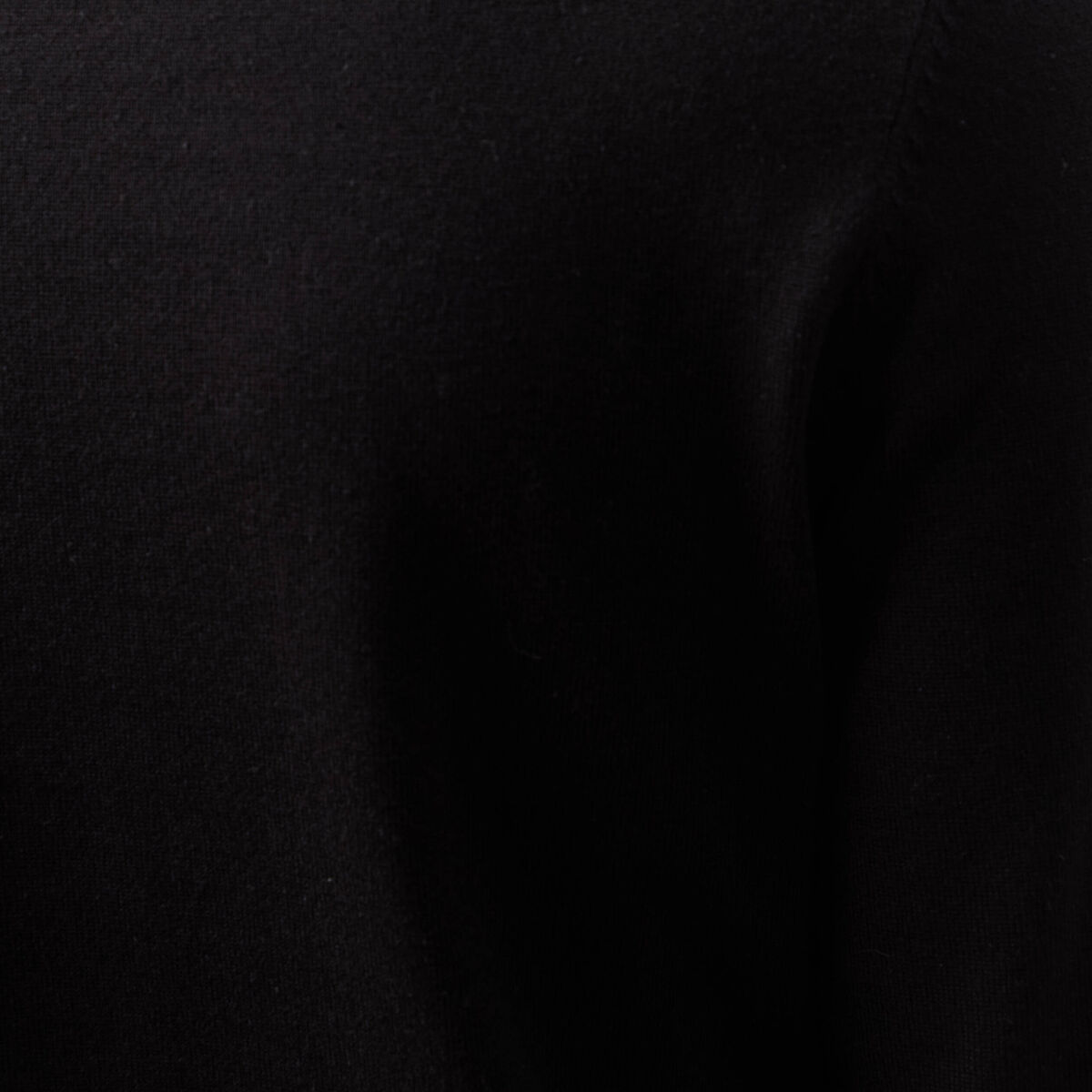 Pull droit court manches longues noir homme