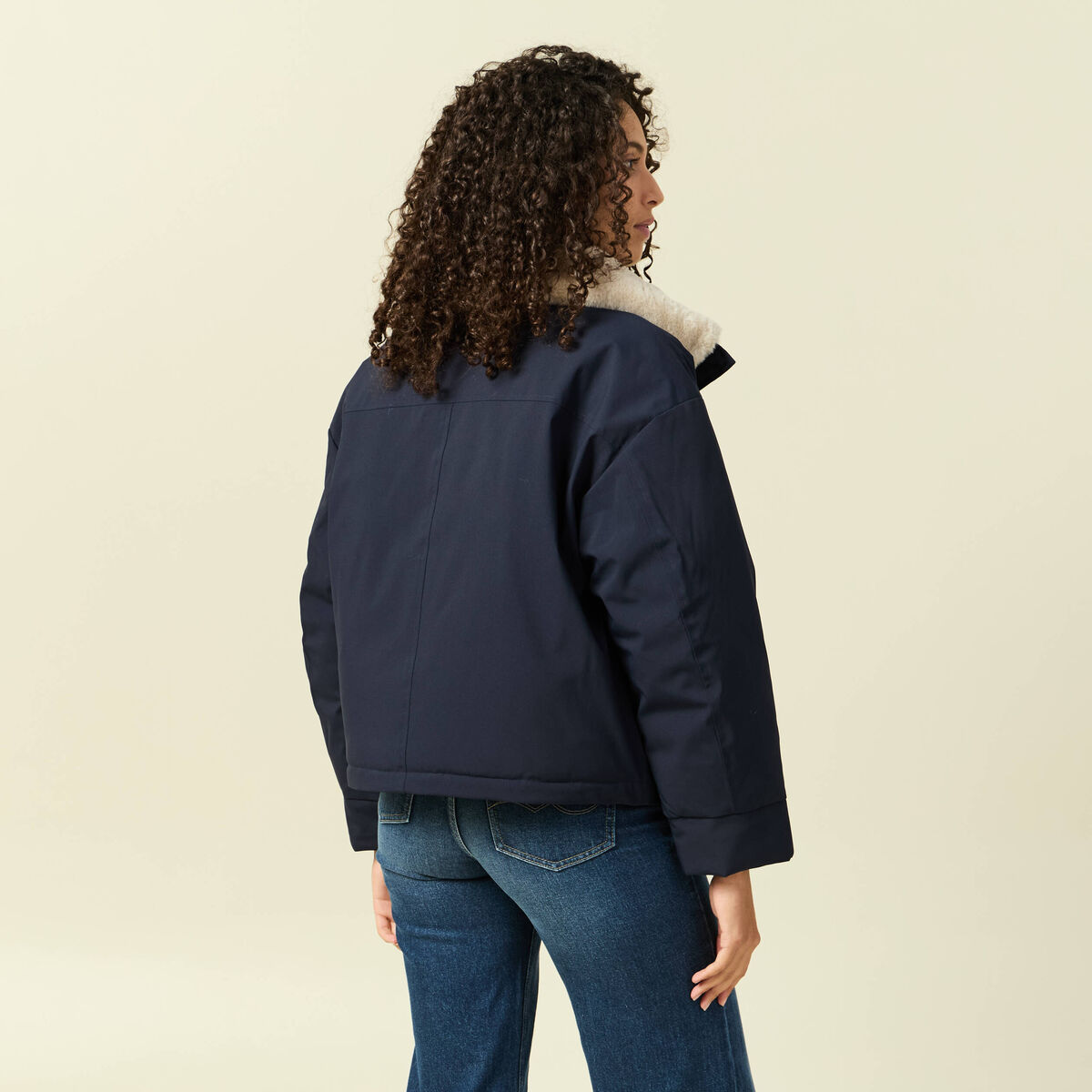 Veste droite courte col classique bleu fonc&eacute; femme