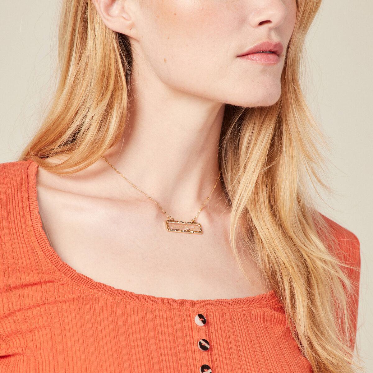Collier pendentif en résine couleur or femme