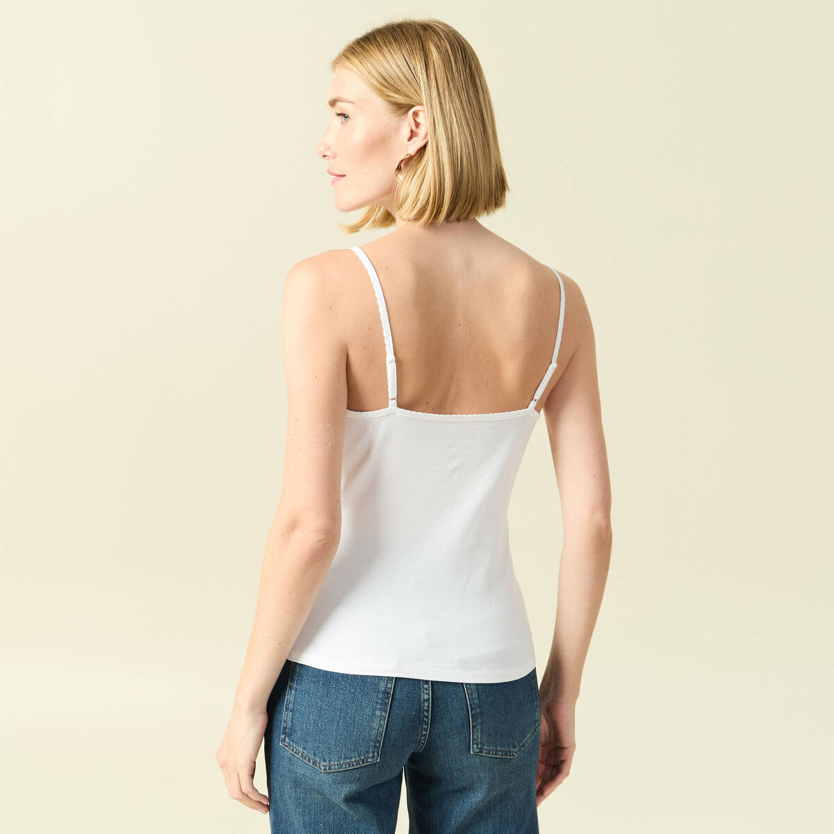 D&eacute;bardeur cintr&eacute; d&eacute;collet&eacute; bretelles blanc femme