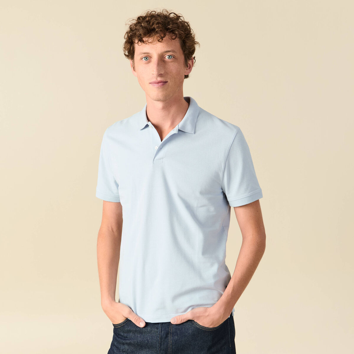 Polo cintr&eacute; en coton manches courtes bleu clair homme
