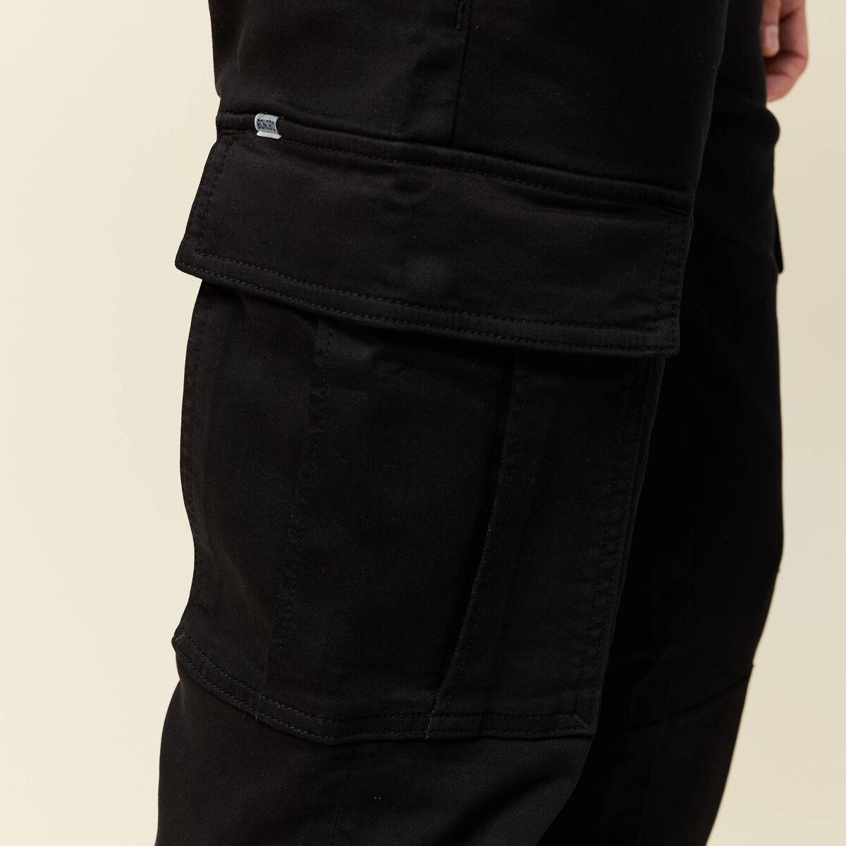 Pantalon battle bas resserr&eacute; noir homme