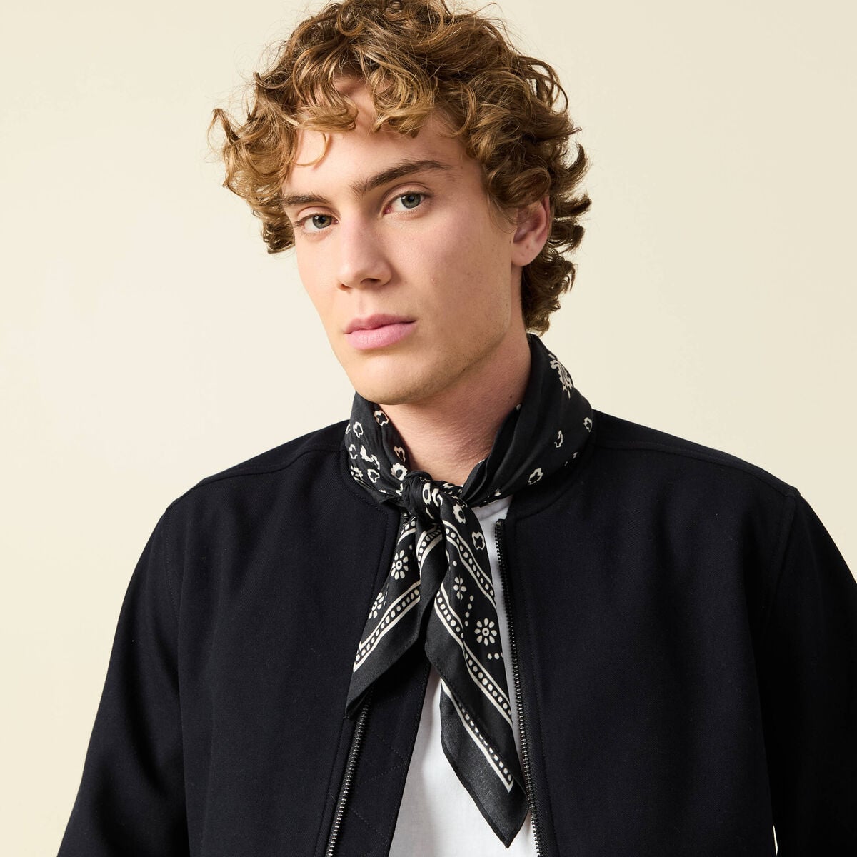 Foulard satin&eacute; noir homme