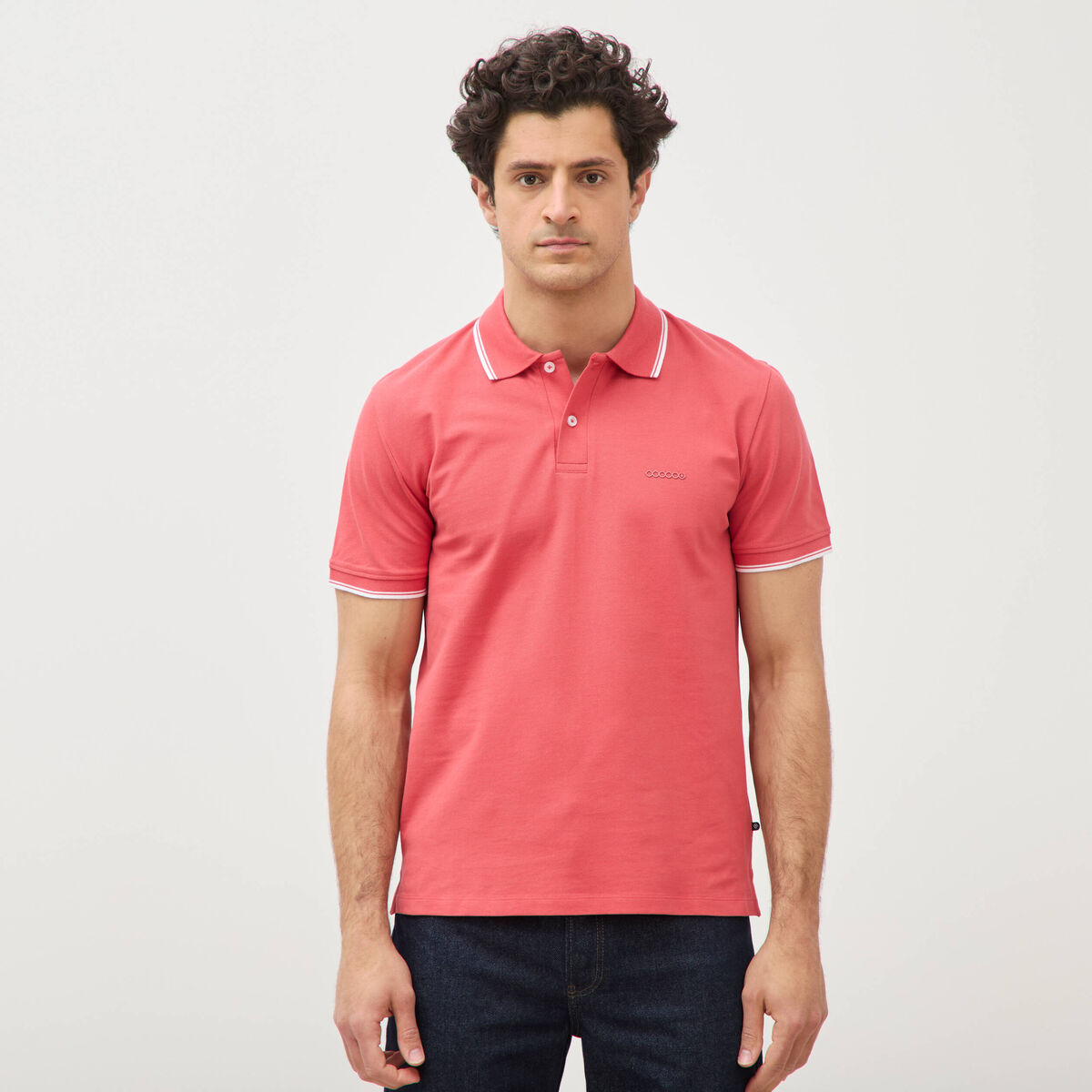 Polo cintr&eacute; en coton manches courtes rouge corail homme